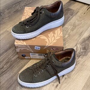 Sofft Women's Olive Textured Athletic Shoes